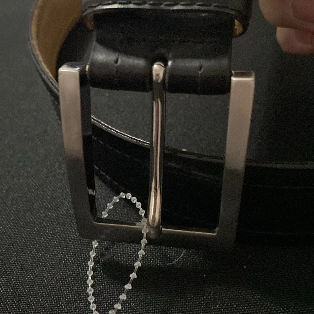 BANANA REPUBLIC BLACK LEATHER BELT WITH SICER BUCKLE GOOD CONDITION Measures 39”